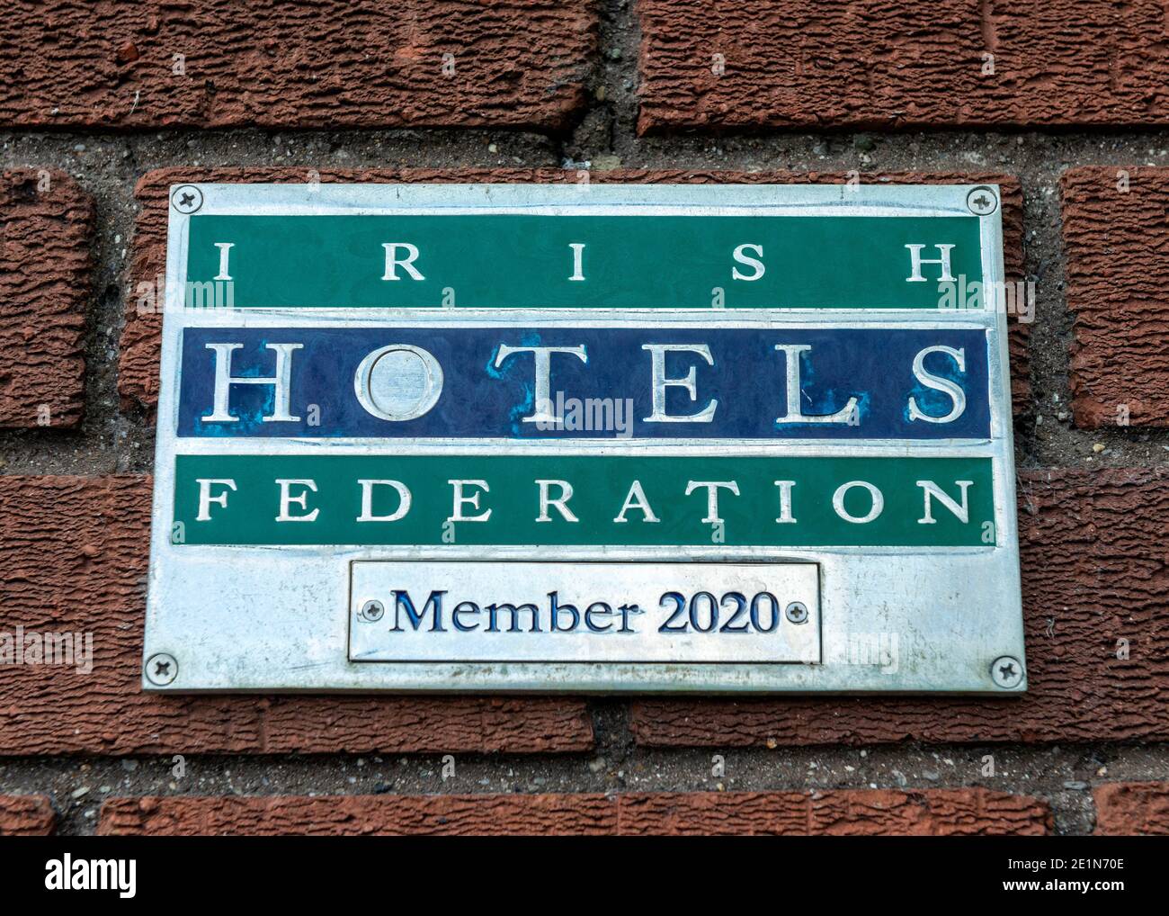 Irish Hotels Federation Member 2020 Logo Beschilderung oder Schild draußen Maldron Hotel am Flughafen Dublin Irland Europa EU Stockfoto