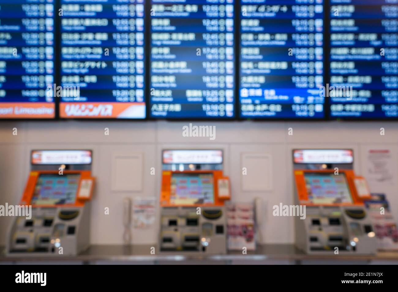 Verschwommenes Bild Fluginformationsbrett im Flughafen Stockfoto