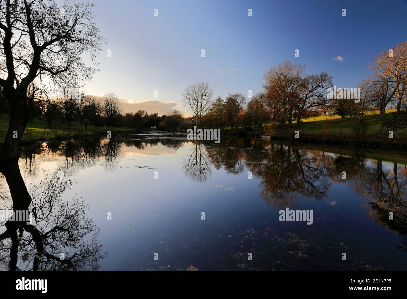 Sonnenuntergang über dem See in Holywell Hall, Holywell Village, Lincolnshire, England, Großbritannien Stockfoto