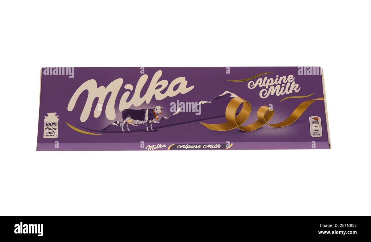 BURGAS, BULGARIEN - 7. JANUAR 2021: Milchschokolade Milka Swiss isoliert auf weißem Hintergrund mit Clipping-Pfad. Milka Alpine Milch 250 g Schokolade Stockfoto