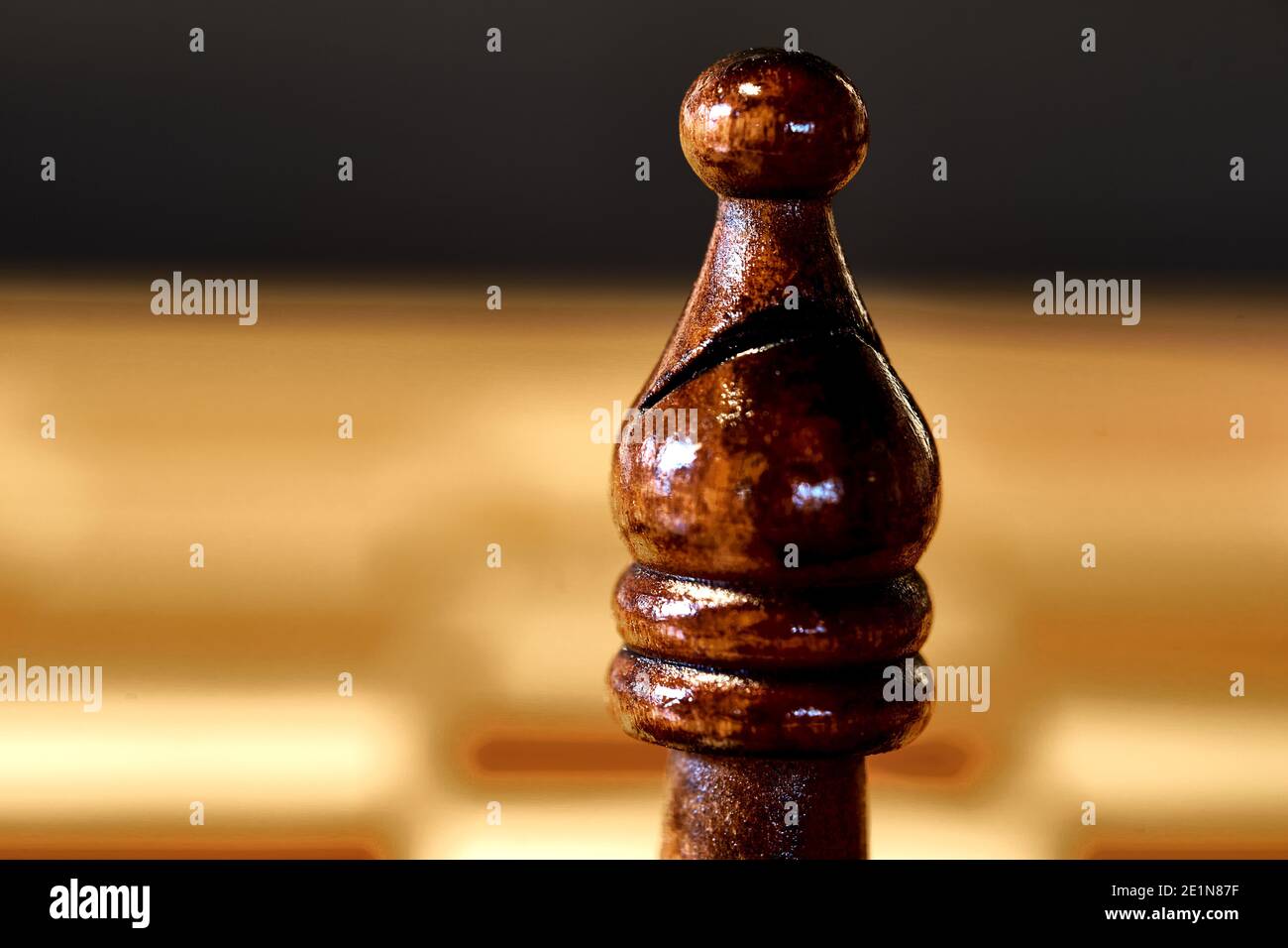 Detailansicht des oberen Teils des Schachstückes eines schwarzen Bischofs, verschwommener Hintergrund. Stockfoto