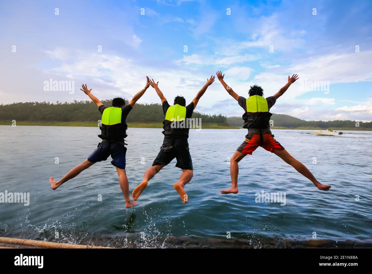 Die Menschen springen im Staudamm ins Wasser Stockfoto