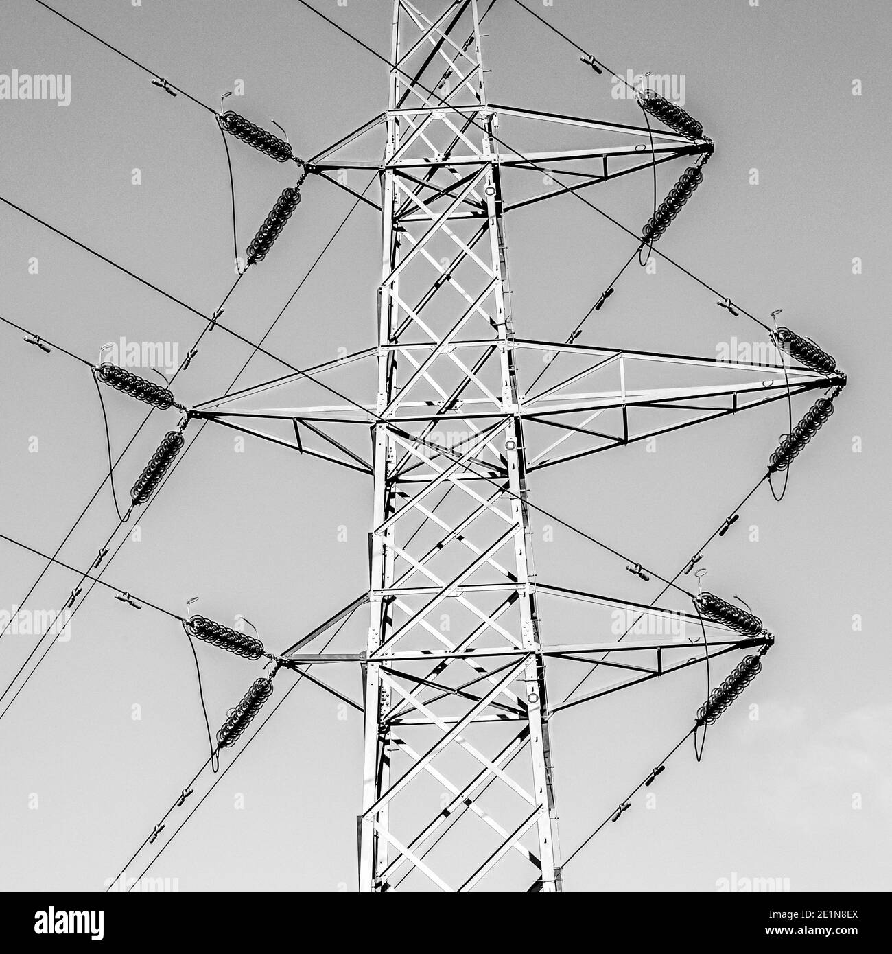 Strommasten und Freileitungen der Übertragung und Verteilung Netzwerk Stockfoto