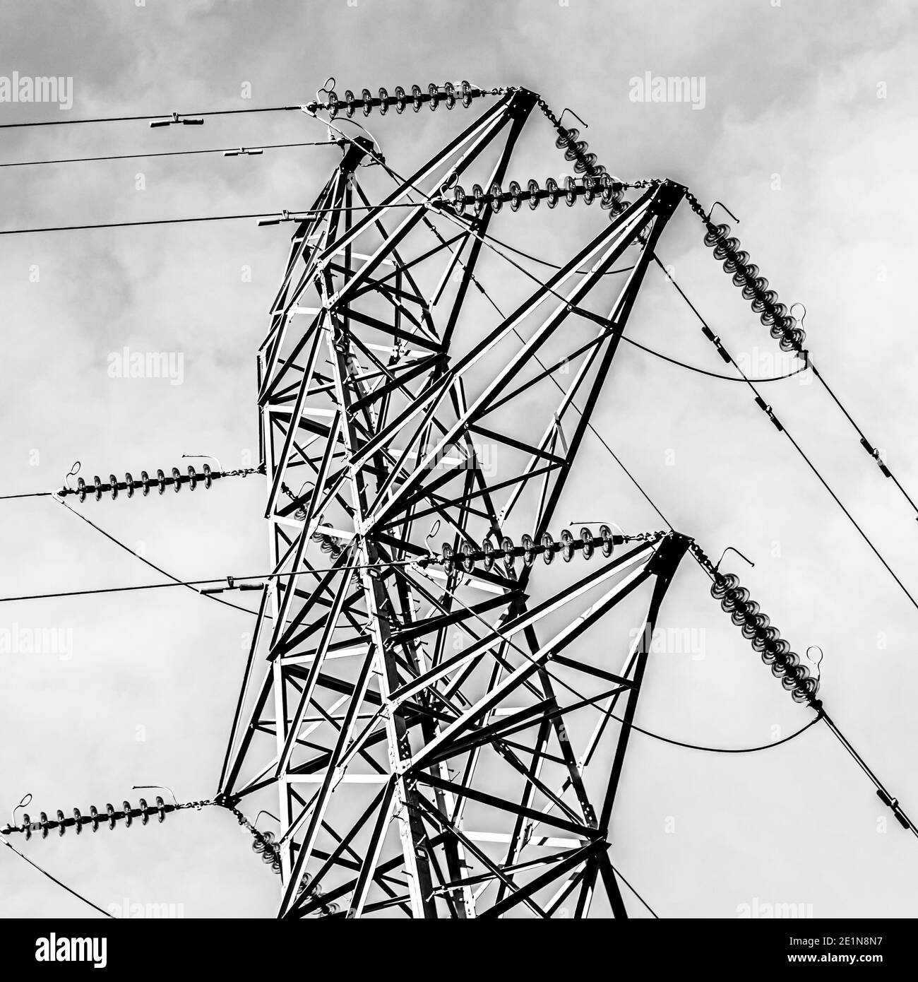Strommasten und Freileitungen der Übertragung und Verteilung Netzwerk Stockfoto