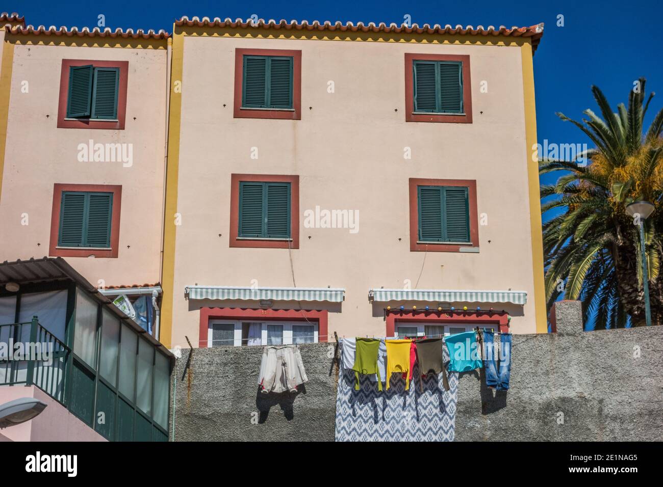 Funchal, Hauptstadt von Madeira, autonome Region von Portugal, grenzt an den Atlantischen Ozean, berühmt für Kunst der offenen Türen Projekt in der Rua de Santa Maria Stockfoto