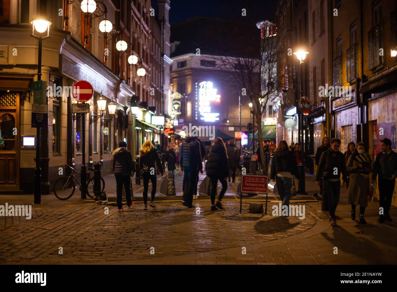 Blick auf eine London Street bei Nacht und mehrere Menschen, London, Großbritannien, Dezember 2020 Stockfoto