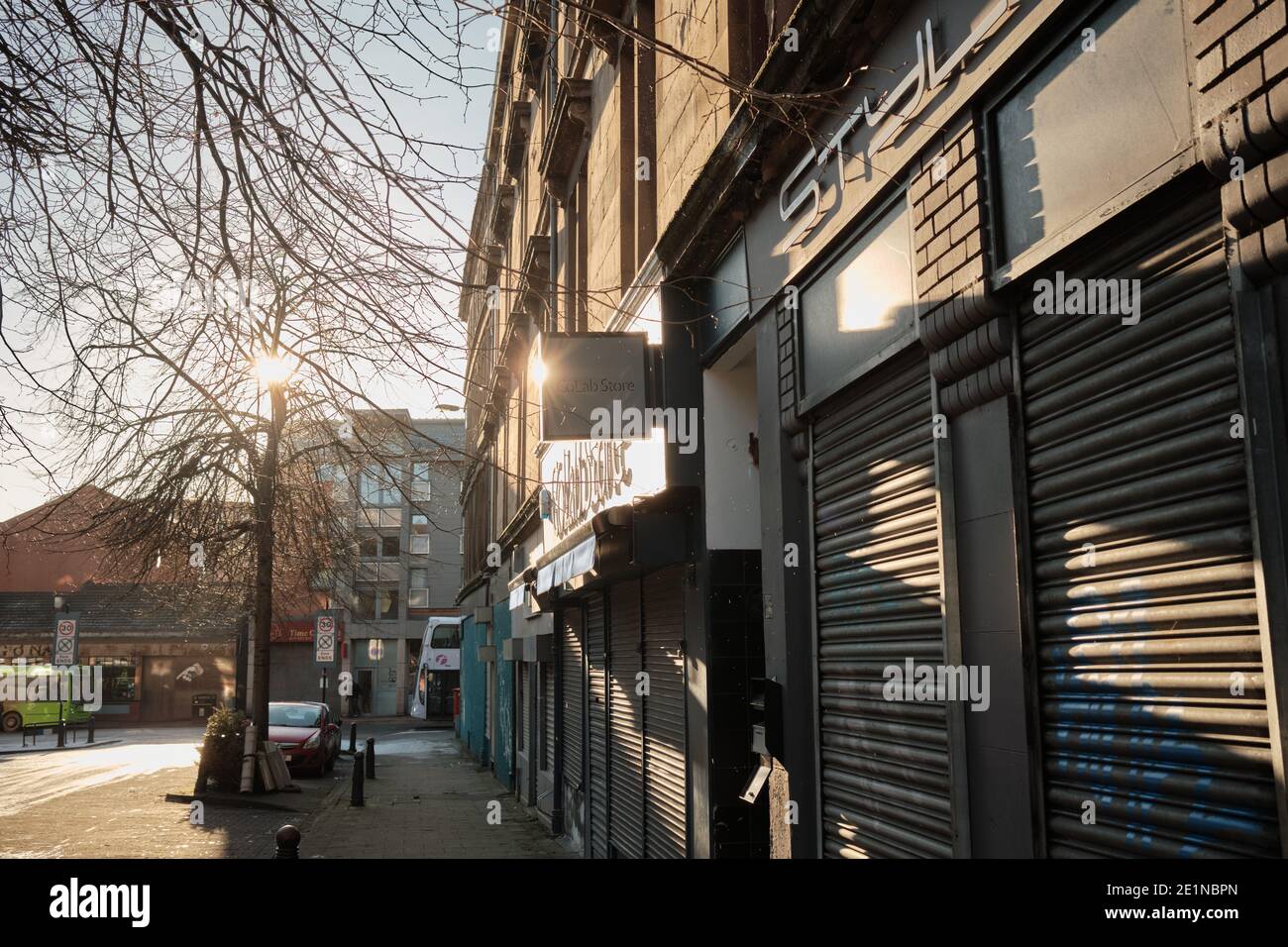 Dowanhill Street, Teilnehmen. Geschäfte mit Fensterläden unten. Glasgow. Januar 2021. Stockfoto