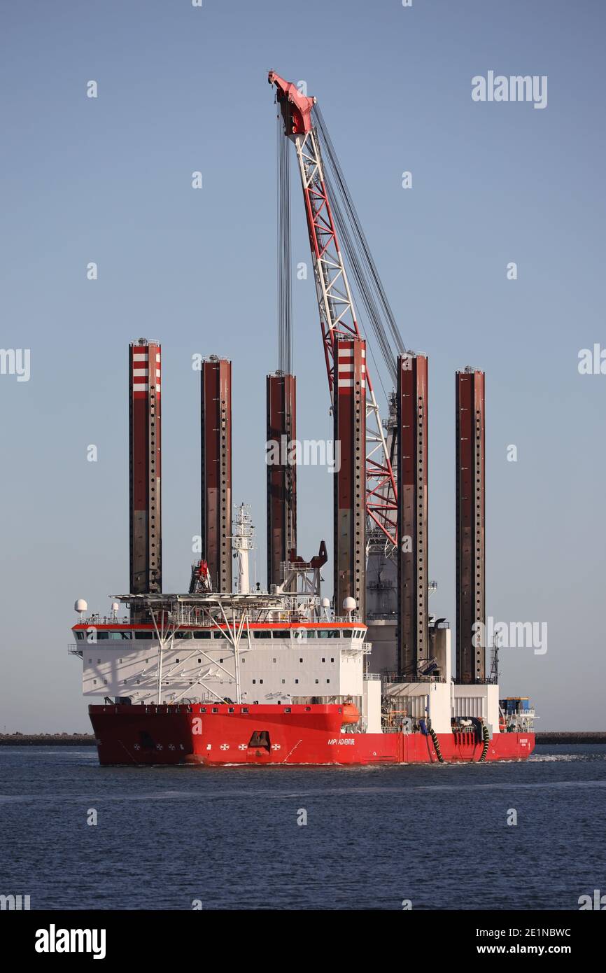 Das Windkraft-Installationsschiff MPI Adventure wird am 18. September 2020 den Hafen von Rotterdam erreichen. Stockfoto