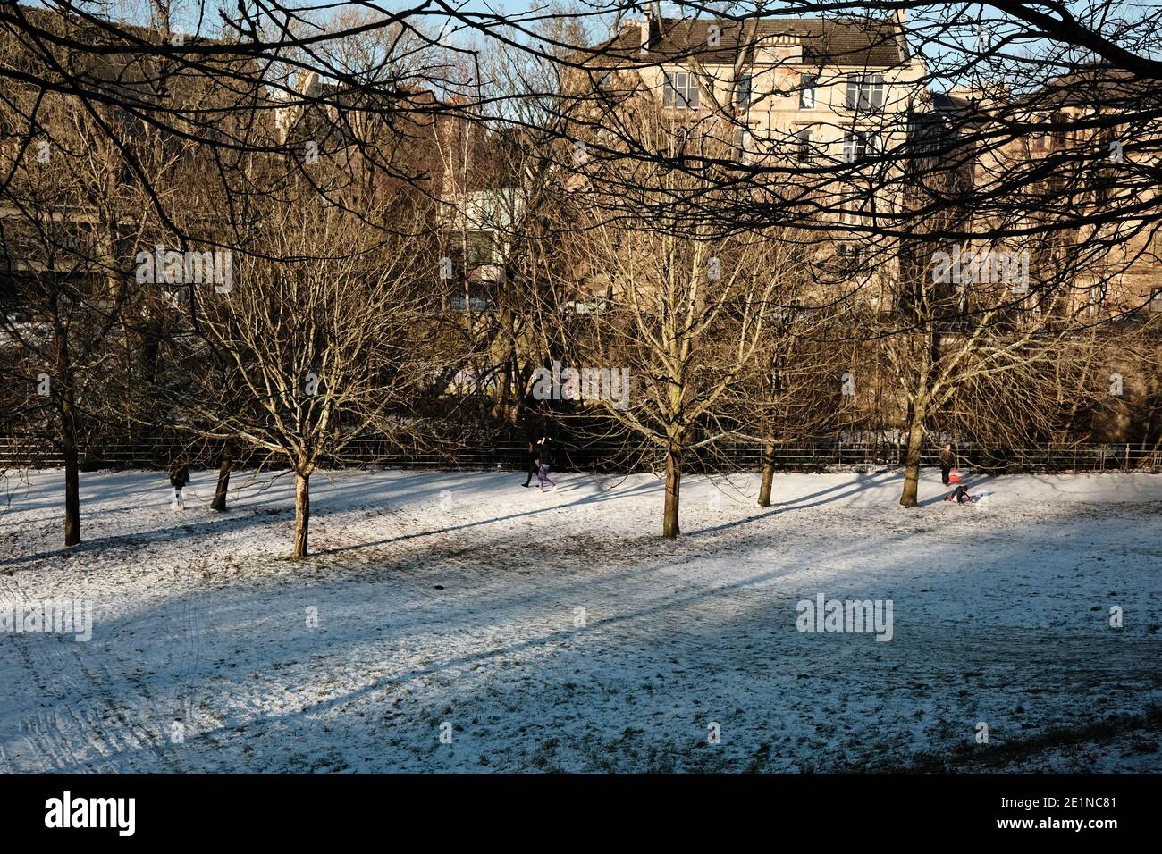 Kelvingrove Park im Schnee im Winter, Glasgow, Schottland Januar 2021. Stockfoto