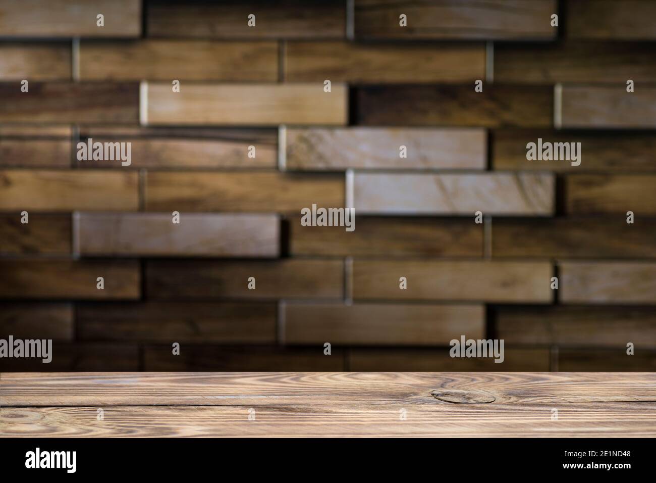 Holzbrett leerer Tisch vor verschwommenem Hintergrund. Perspektivisch braunes Holz mit Backstein Hintergrund - kann verwendet werden, um Ihre Produk anzuzeigen oder zu montieren Stockfoto