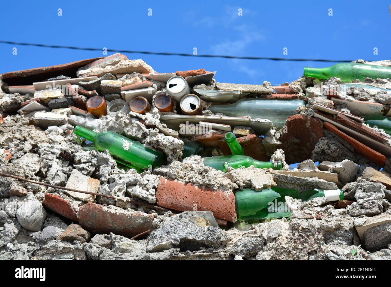 Eine Wand, die mit geborgen Schrott repariert wurde Stockfoto