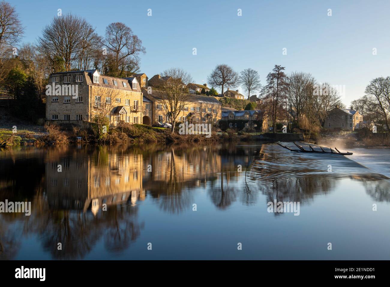 Blick auf Thorp Arch Mill über das Wehr am Fluss Wharfe in West Yorkshire, England Stockfoto