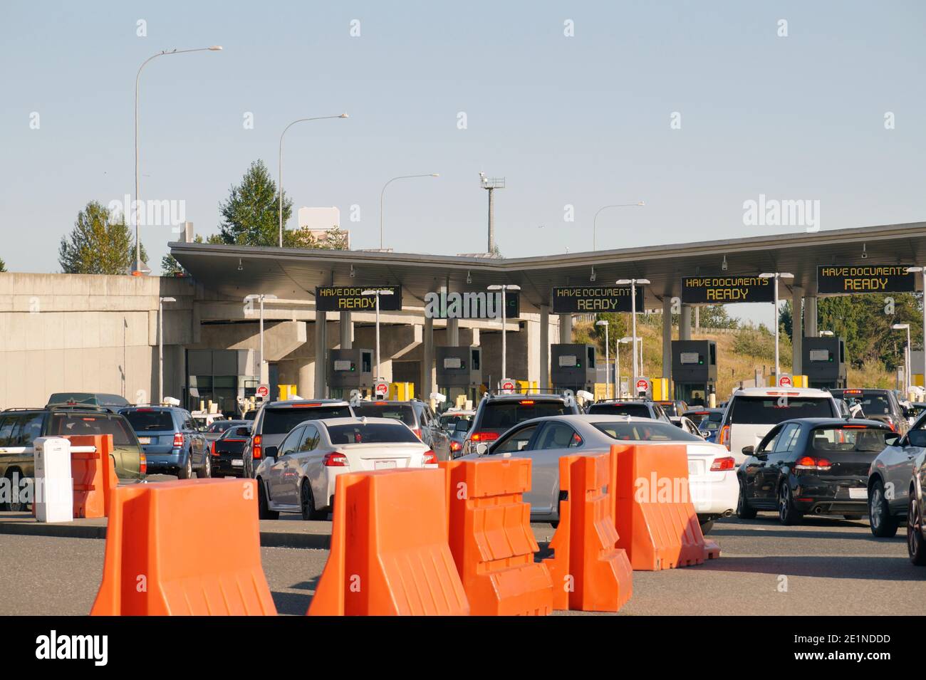 Heißer Tag, heiße Luft Wellen über heißen Autos. Autos, die an der Grenze zwischen Kanada und den Vereinigten Staaten warten. Stockfoto