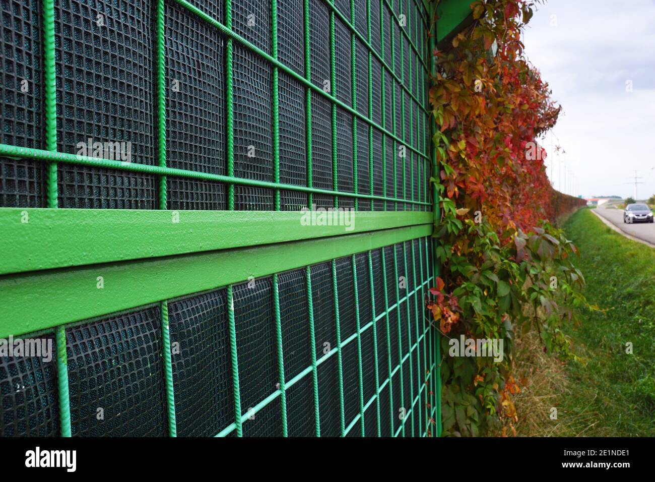 Nahaufnahme von geräuschabsorbierenden Schutzplatten. Schutz der Anwohner vor Lärm, der durch den Fahrzeugverkehr verursacht wird. Stockfoto