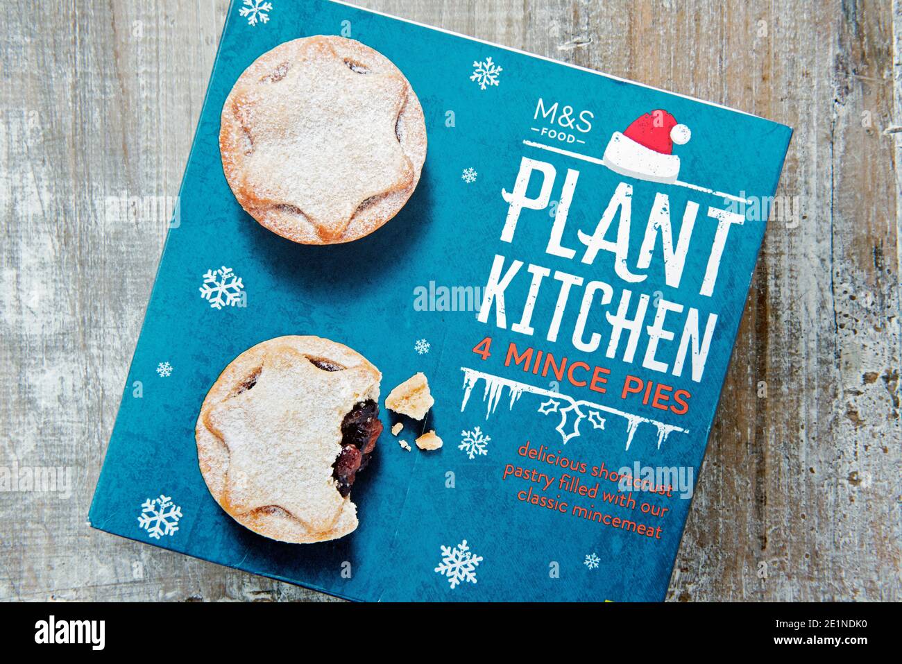 M&S Plant Kitchen vegane Hackkuchen in Box auf hölzernem Hintergrund. Nur redaktionelle Verwendung Stockfoto
