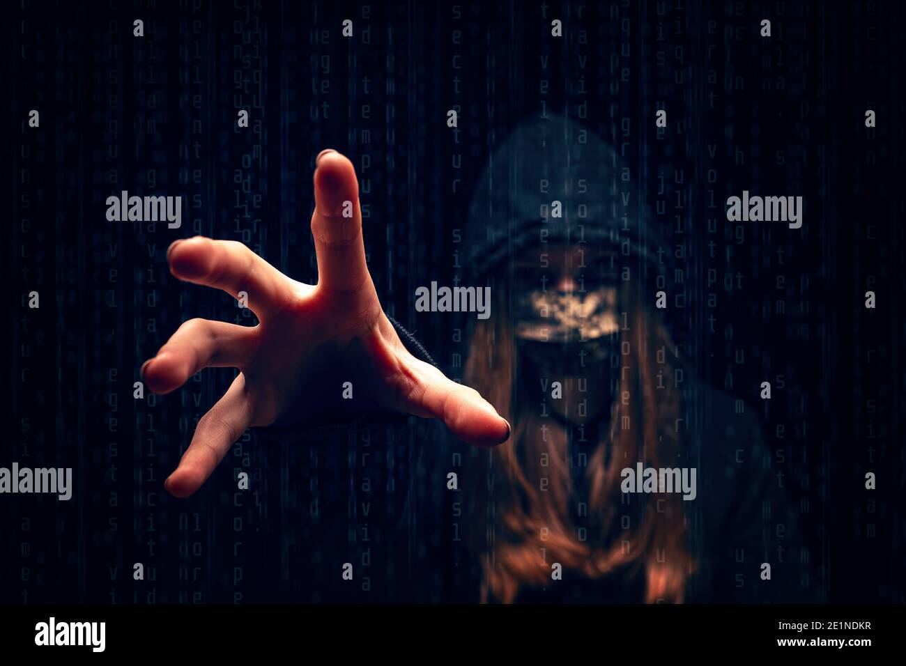 Junge Frau Hacker mit Gesichtsmaske über einem Bildschirm mit Binärcode Stockfoto