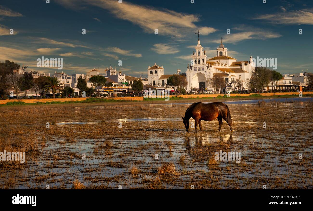 Heiligtum der Jungfrau von El Rocío in den Sümpfen des Reservats Doñana, Huelva Stockfoto