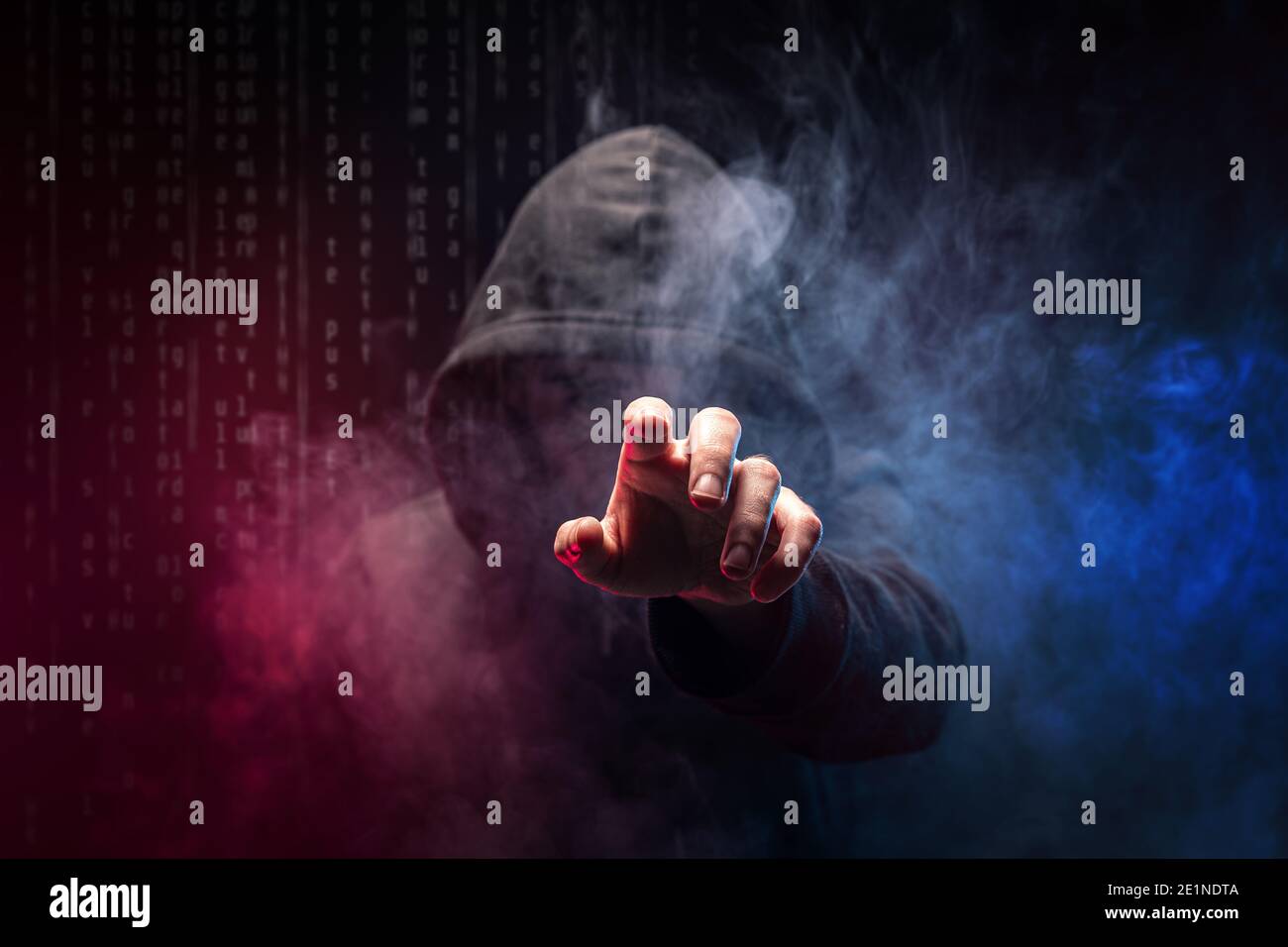 Der dunkle Web-Kapuzen-Hacker, digitaler Binärcode auf dem Hintergrund Stockfoto