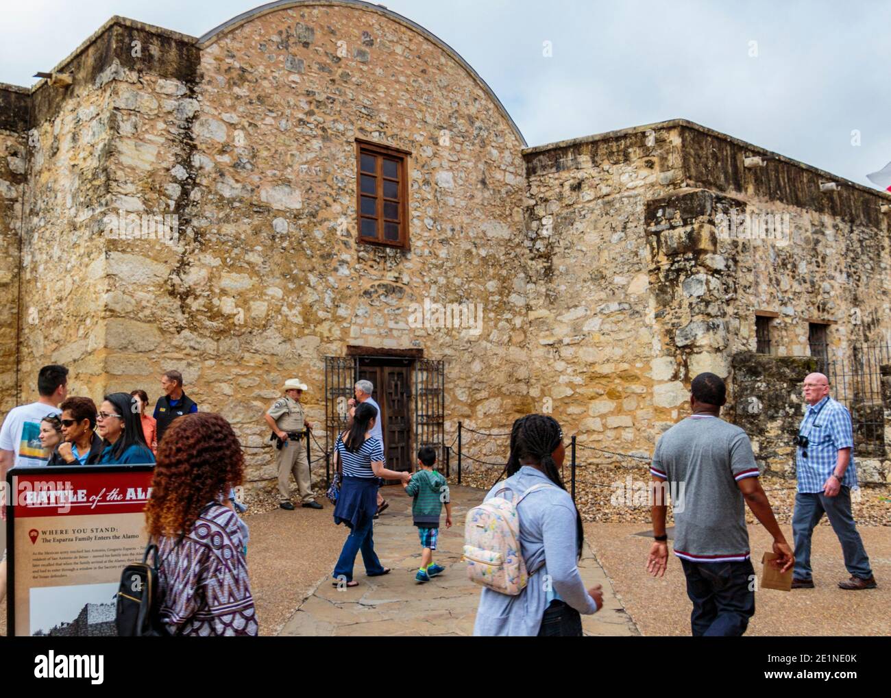 San Antonio, Texas, USA - 29. März 2018: Blick auf die Außenwände des Alamo, ursprünglich Misión San Antonio de Valero genannt. Standort von legnedar Stockfoto