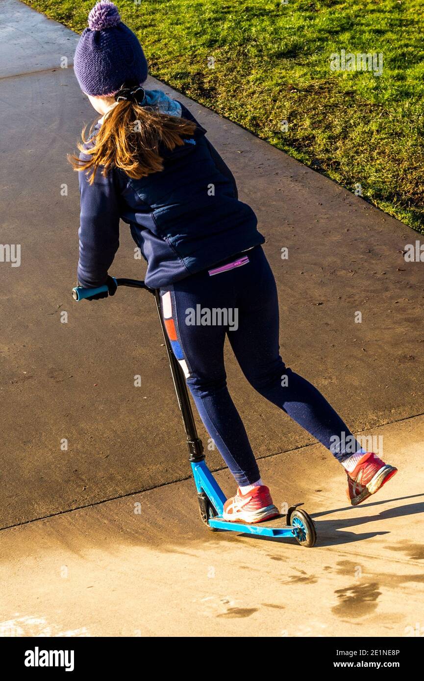 Bandon, West Cork, Irland. Januar 2021. Trotz der eisigen Oberfläche und des kalten Wetters spielte die 9-jährige Doireann Leane aus Bandon heute gerne auf ihrem Roller im Skatepark Bandon. Quelle: AG News/Alamy Live News Stockfoto