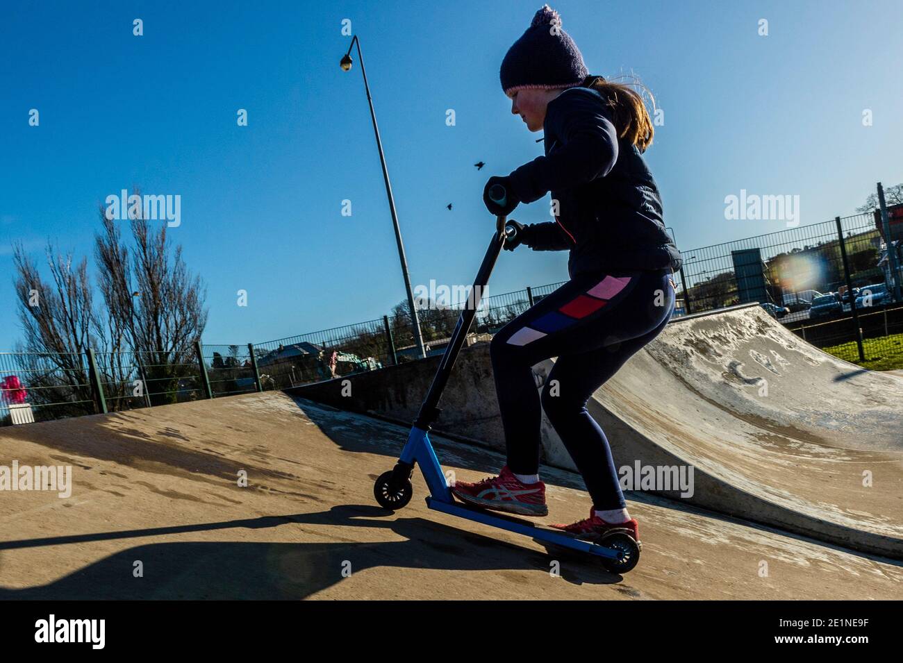 Bandon, West Cork, Irland. Januar 2021. Trotz der eisigen Oberfläche und des kalten Wetters spielte die 9-jährige Doireann Leane aus Bandon heute gerne auf ihrem Roller im Skatepark Bandon. Quelle: AG News/Alamy Live News Stockfoto