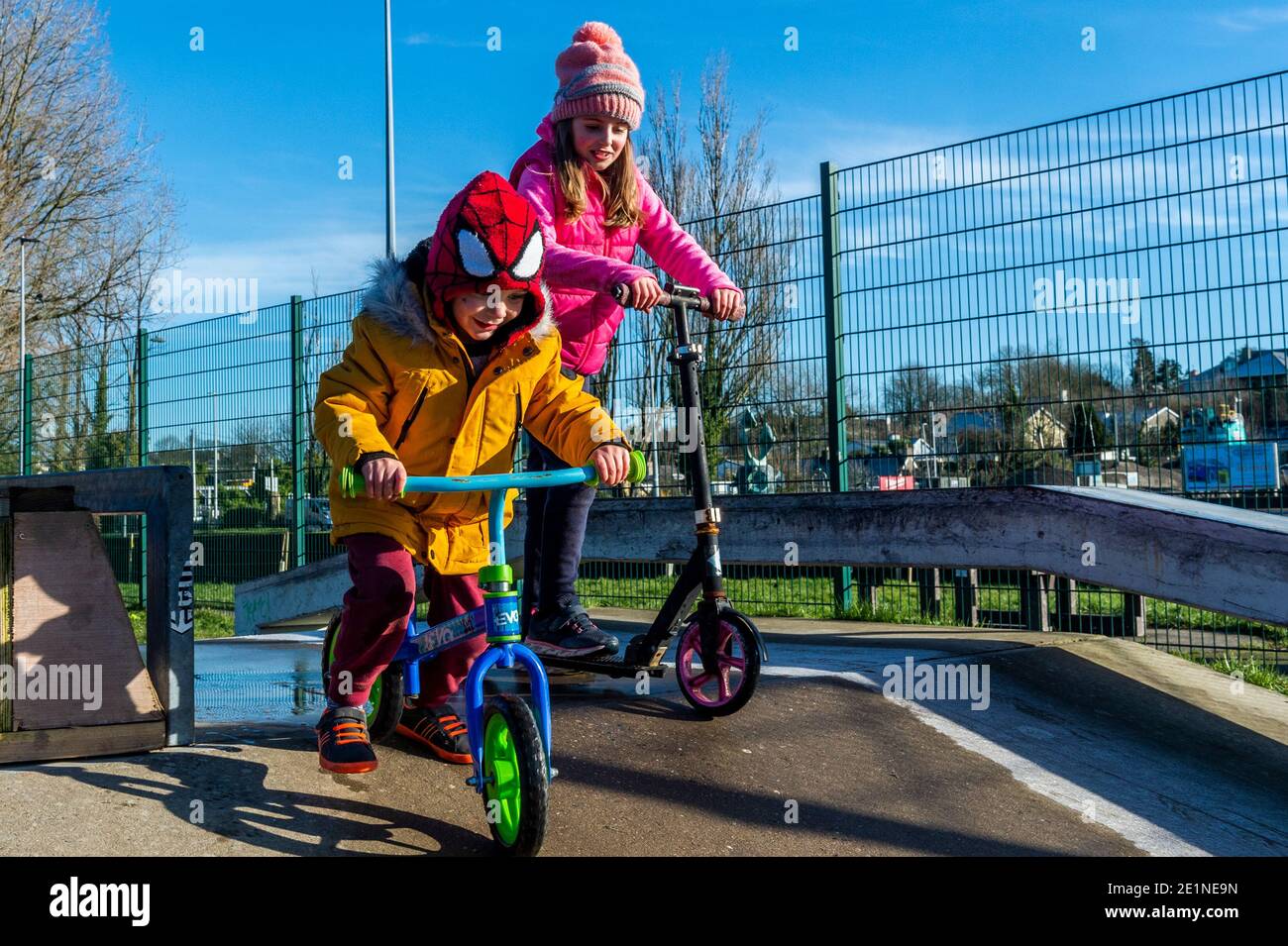 Bandon, West Cork, Irland. Januar 2021. Trotz der eisigen Oberfläche und des kalten Wetters spielten Loki und Cara Crowley aus Bandon heute gerne im Skatepark Bandon. Quelle: AG News/Alamy Live News Stockfoto