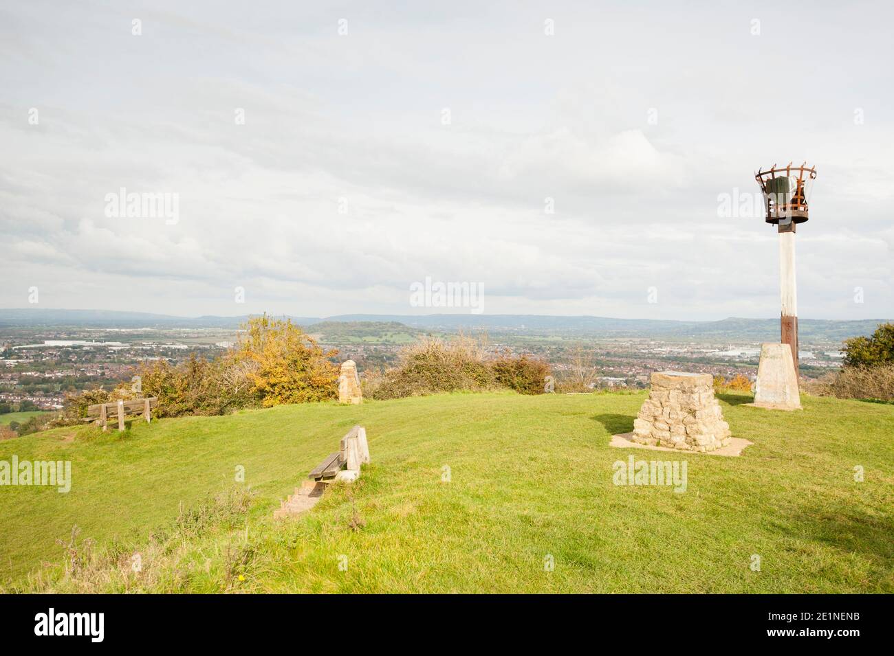 Das Jahrtausend-Leuchtfeuer, trig Point und Blick über die Stadt Gloucester und darüber hinaus von der Spitze des Robinswood Hill Country Park, Gloucester, England, Stockfoto
