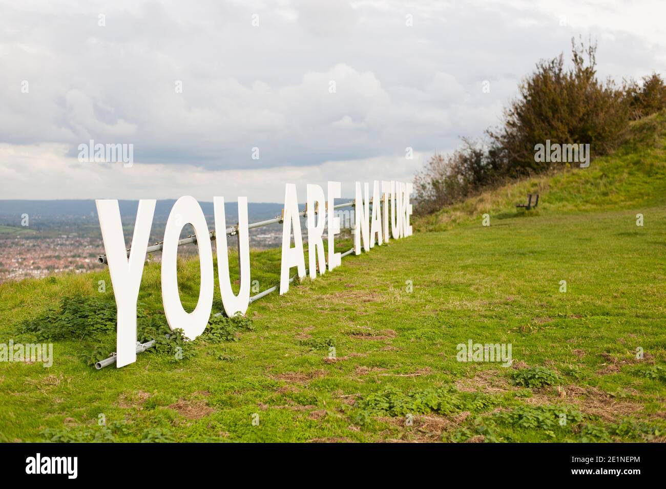 'You are Nature' in der Nähe der Spitze des Robinswood Hill, Gloucester. Eine der 'von Erde und Himmel' Kunstinstallationen, die 2020 in der ganzen Stadt zu sehen war Stockfoto