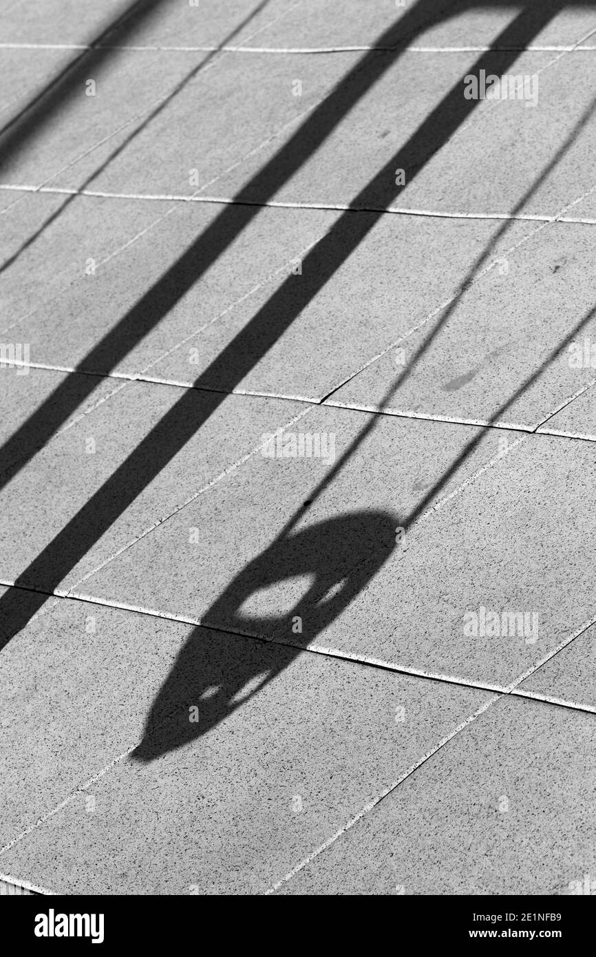 Ein Kinderschaukel wirft einen vorausahnenden Schatten ähnlich Jason Voorhees Hockey Torwart Maske in Freitag der dreizehnte Horor Filme. Stockfoto