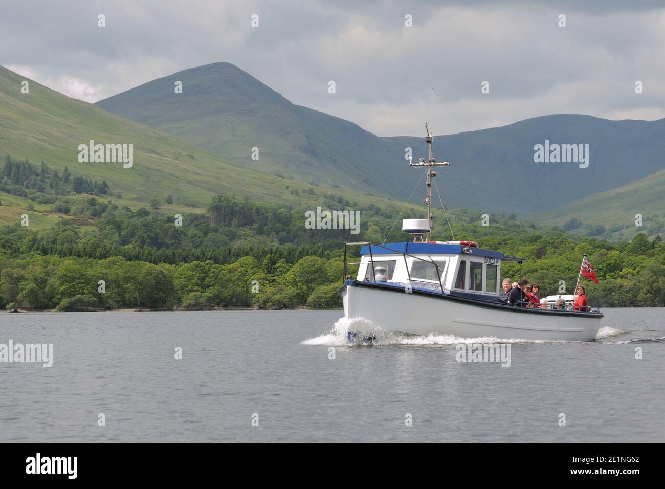 Ein kleines Vergnügungsschiff nimmt Touristen mit auf eine Kreuzfahrt auf Loch Lomond mit Beinn Eich und Luss Hügel im Hintergrund, Schottland, Großbritannien, Europa Stockfoto