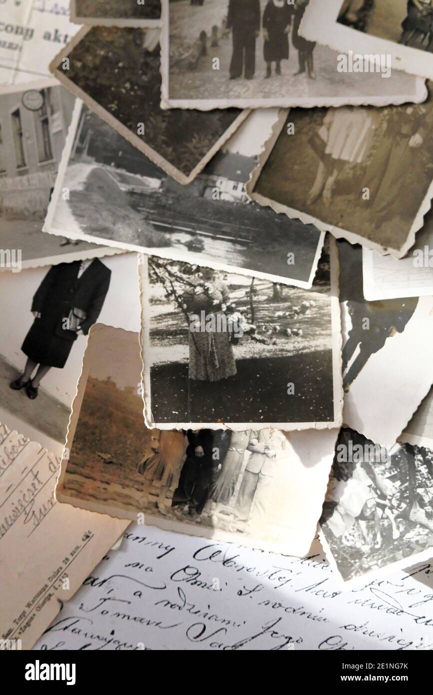 Bristol, UK - 5. Januar 2021: Genealogie und Familiengeschichte. Alte Fotografien von ca. 1920-1950. Stockfoto