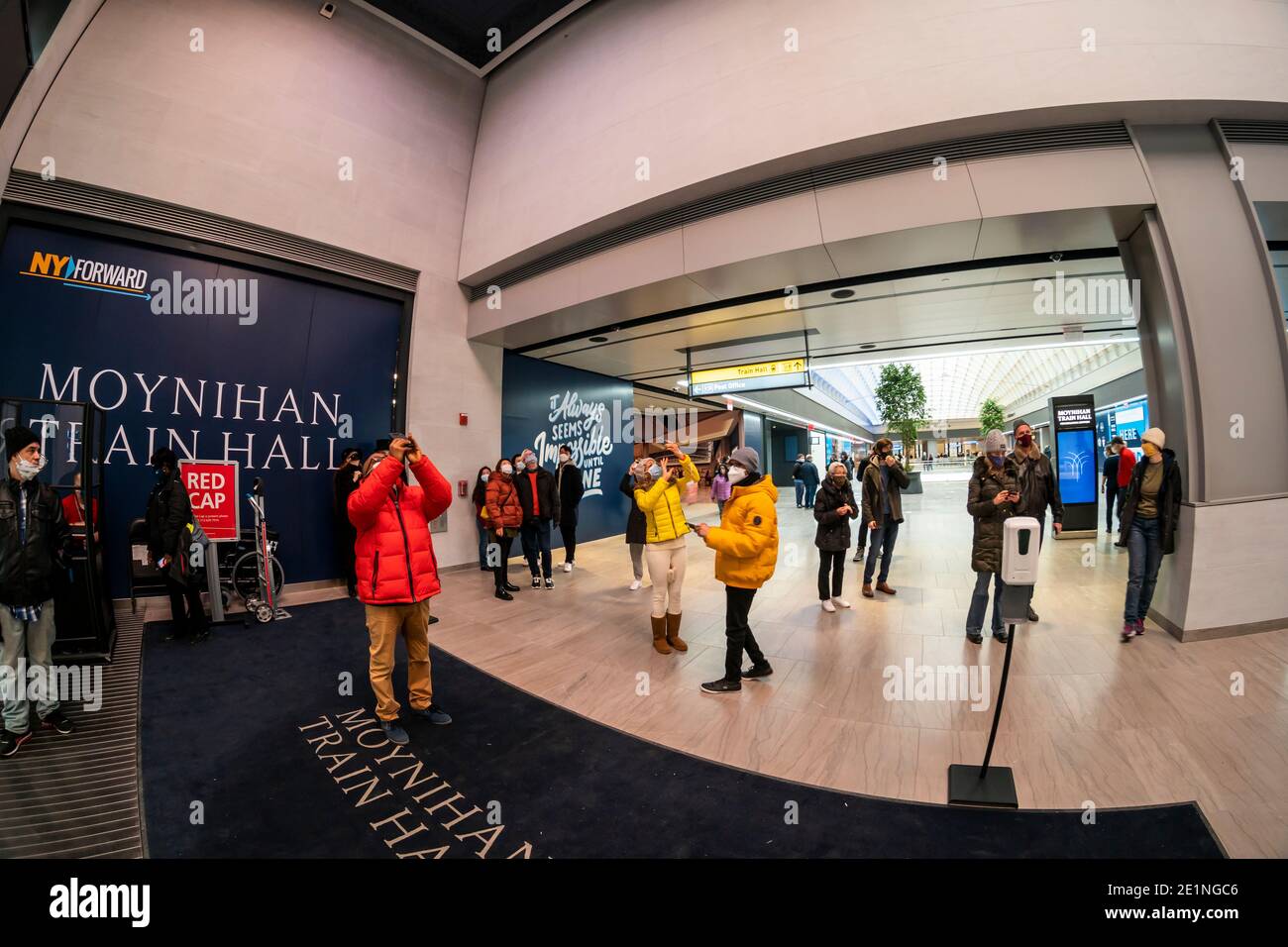 Besucher der Daniel Patrick Moynihan Train Hall am Bahnhof Pennsylvania in New York genießen den neuen Raum am Eröffnungstag, Freitag, 1. Januar 2021. (© Richard B. Levine) Stockfoto