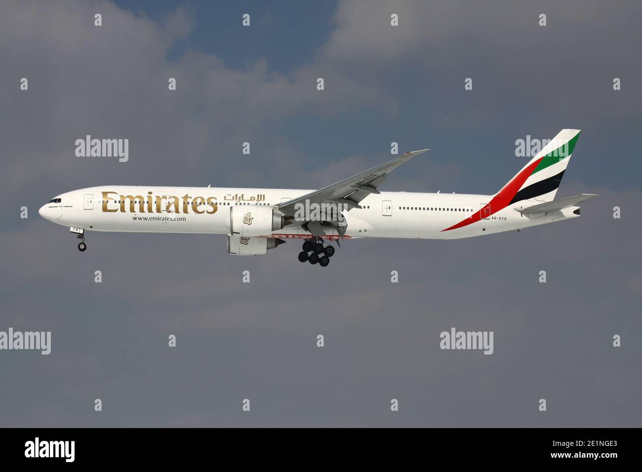 Emirates Boeing 777-300 mit Registrierung A6-ECQ im Kurzfinale für Startbahn 25L des Frankfurter Flughafens. Stockfoto