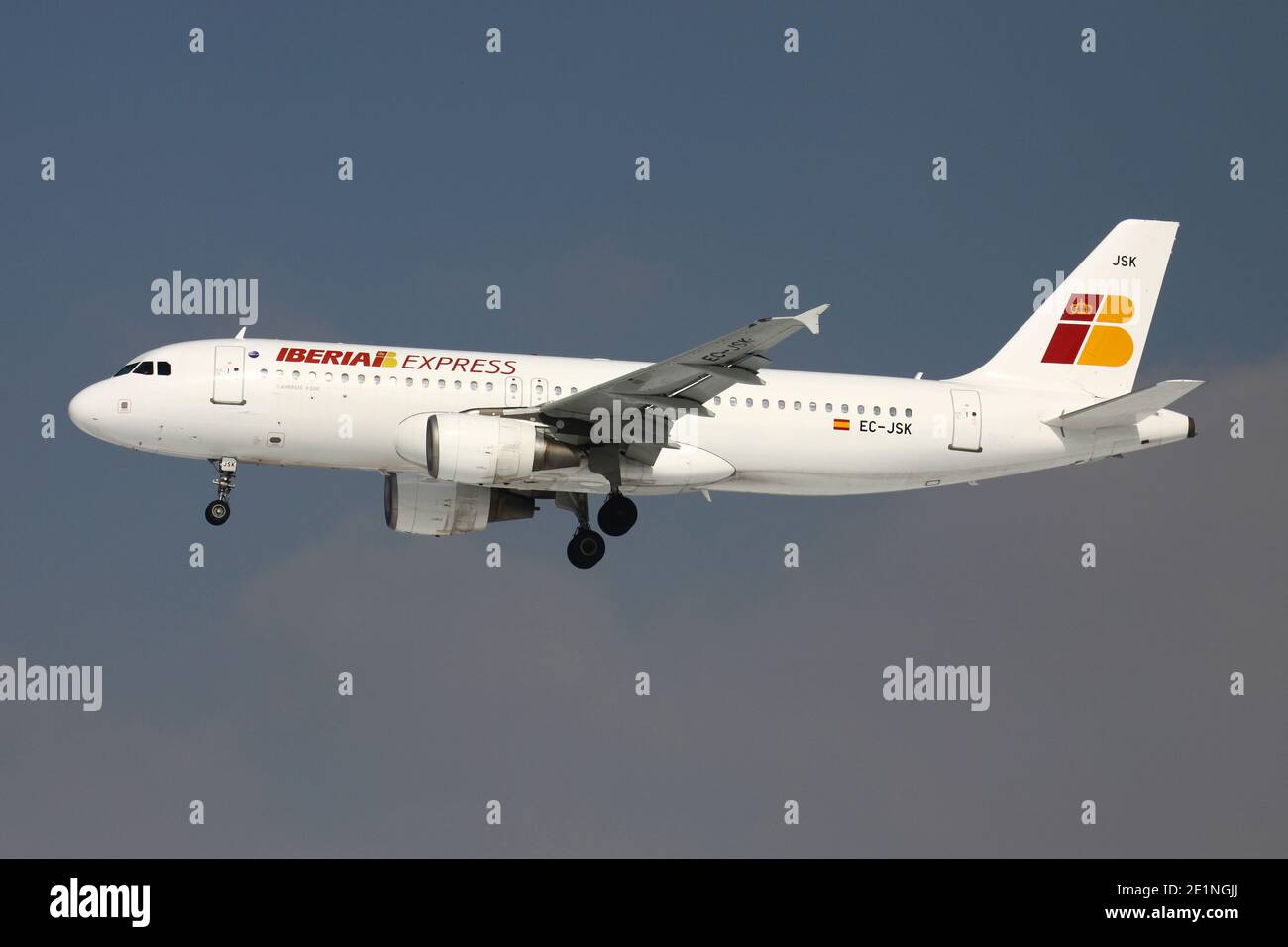 Spanischer Iberia Express Airbus A320-200 mit Registrierung EC-JSK auf Kurzfinale für Start- und Landebahn 25L des Frankfurter Flughafens. Stockfoto