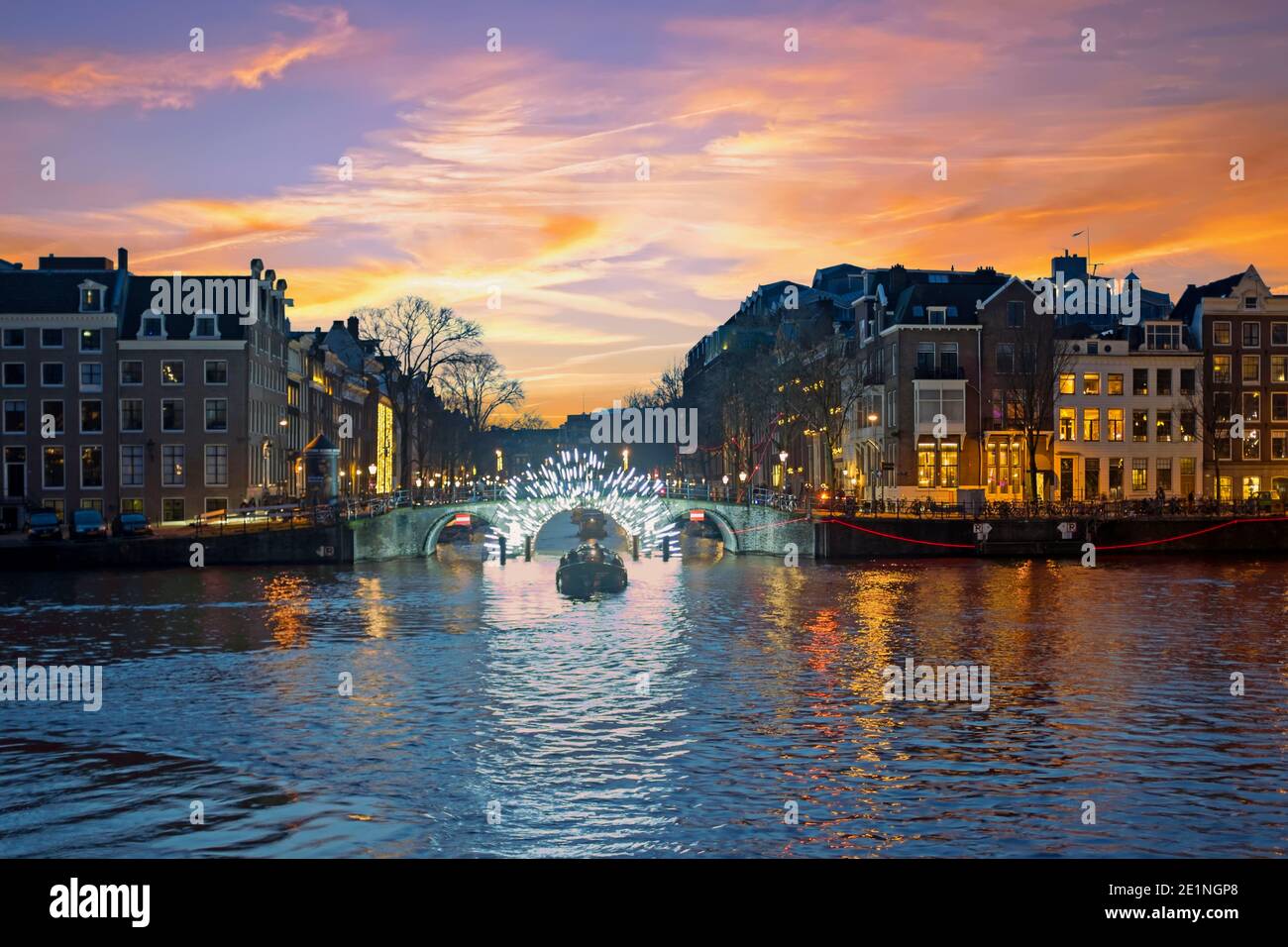 Amsterdam Light Festival im Winter in den Niederlanden bei Sonnenuntergang Stockfoto