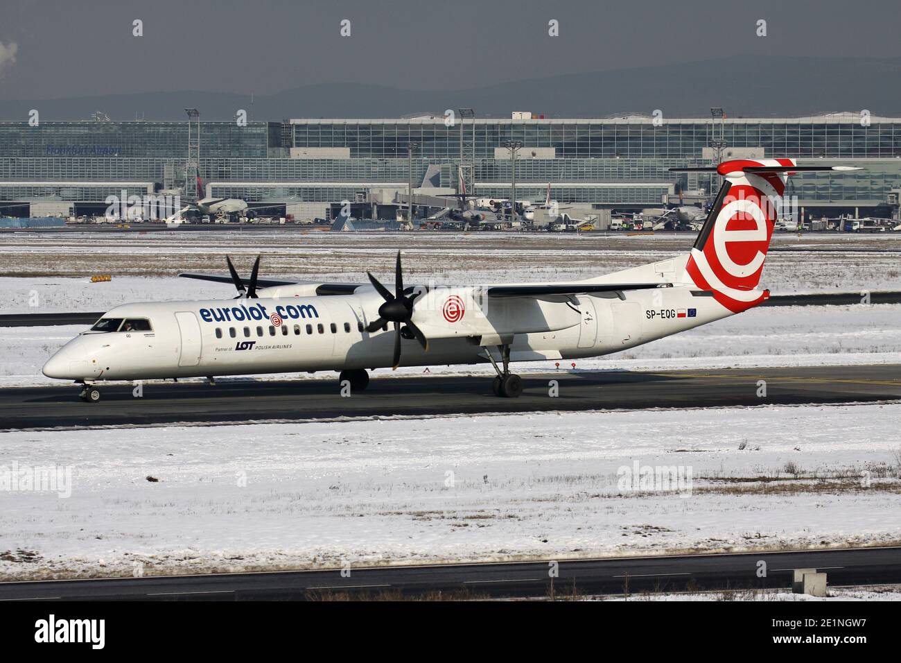 Polnischer Eurolot Bombardier Dash 8 Q400 mit Registrierung SP-EQD auf dem Rollweg am Flughafen Frankfurt. Stockfoto