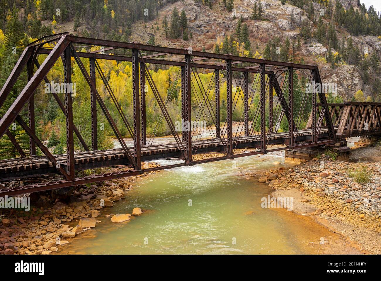 Eine ausgediente Eisenbahnbrücke, Durango und Silverton Schmalspurbahn, Animas River Valley, San Juan National Forest, Colorado, USA Stockfoto