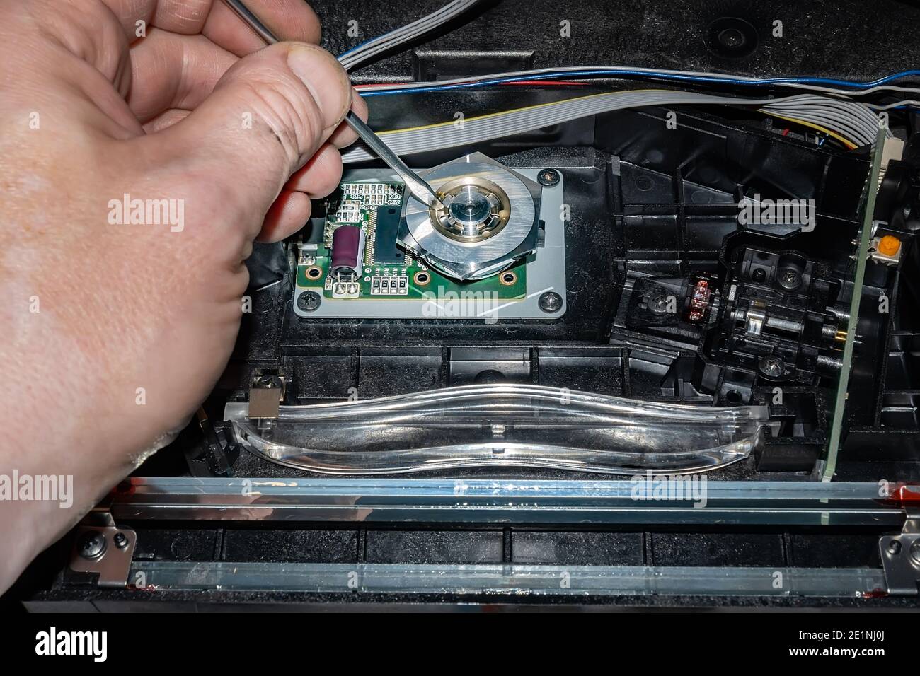 Die Hand des Meisters mit einem Schraubendreher einstellen, Reparatur Motor Spiegel Laser Office-Drucker Stockfoto