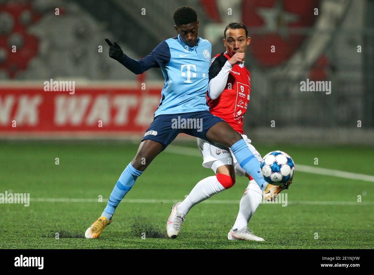 MAASTRICHT, NIEDERLANDE - 8. JANUAR: Derensili Sanches Fernandes vom Jong FC Utrecht, Gaston Salasiwa vom MVV während des niederländischen Keukenkampioendivisie-Spiels zwischen MVV und FC Utrecht U23 am 8. Januar 2021 in De Geusselt in Maastricht, Niederlande (Foto: Perry Leuvert/BSR AgencyOrange PicturesAlamy Live News) Stockfoto