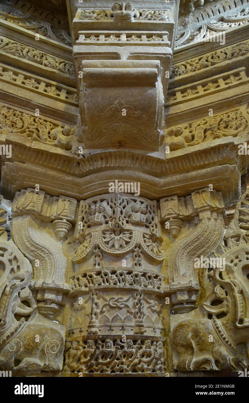 Wunderschön dekorierte Säule im jain Tempel von Jaisalmer Stockfoto