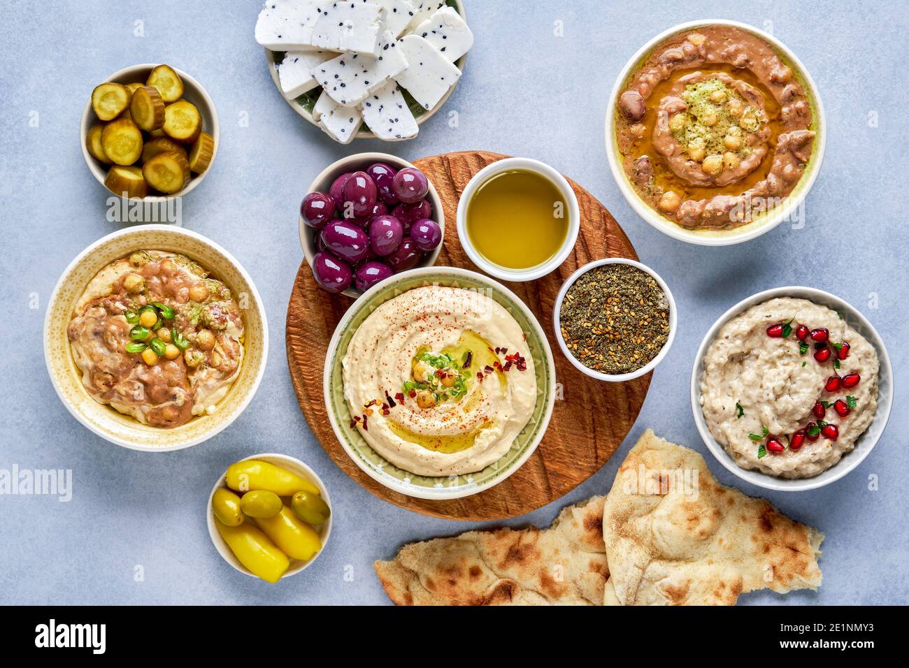 Orientalisches, arabisches traditionelles Frühstück mit Hummus, Foul, Mutabbal, Qudsia und Zaatar. Draufsicht Stockfoto