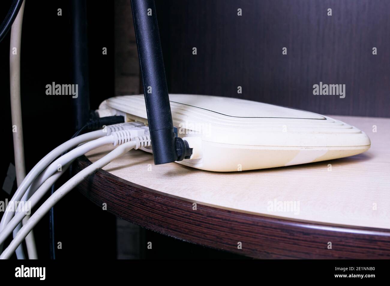 Wi-Fi-Router auf dem Tischregal aus der Nähe Stockfoto