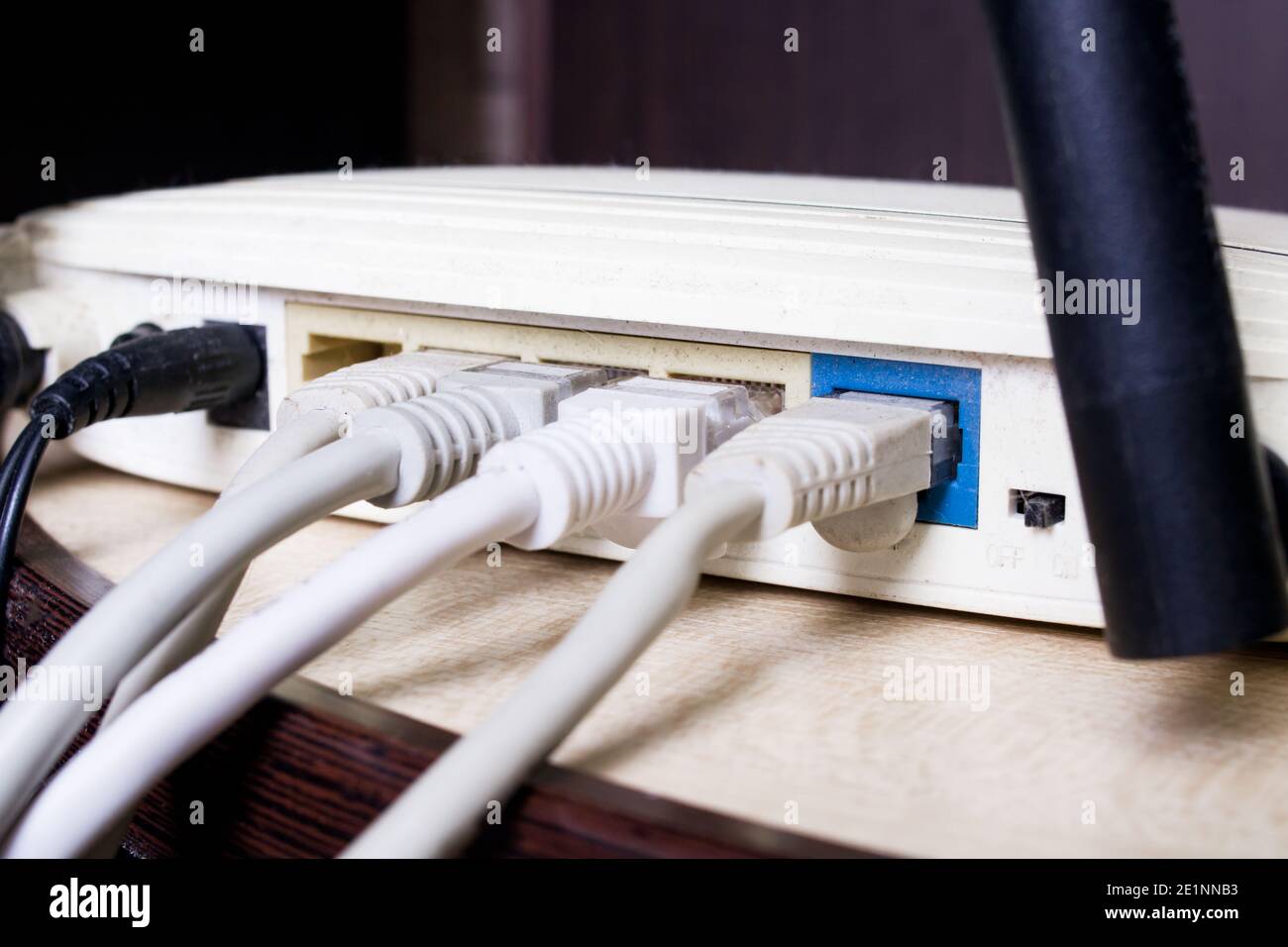 Wi-Fi-Router auf dem Tischregal aus der Nähe Stockfoto