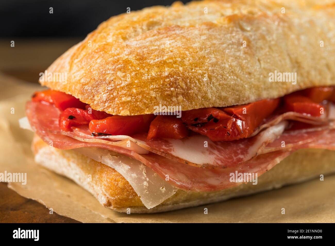 Hausgemachter spanischer Schinken Bocadillo Sandwich mit Käse und Paprika Stockfoto