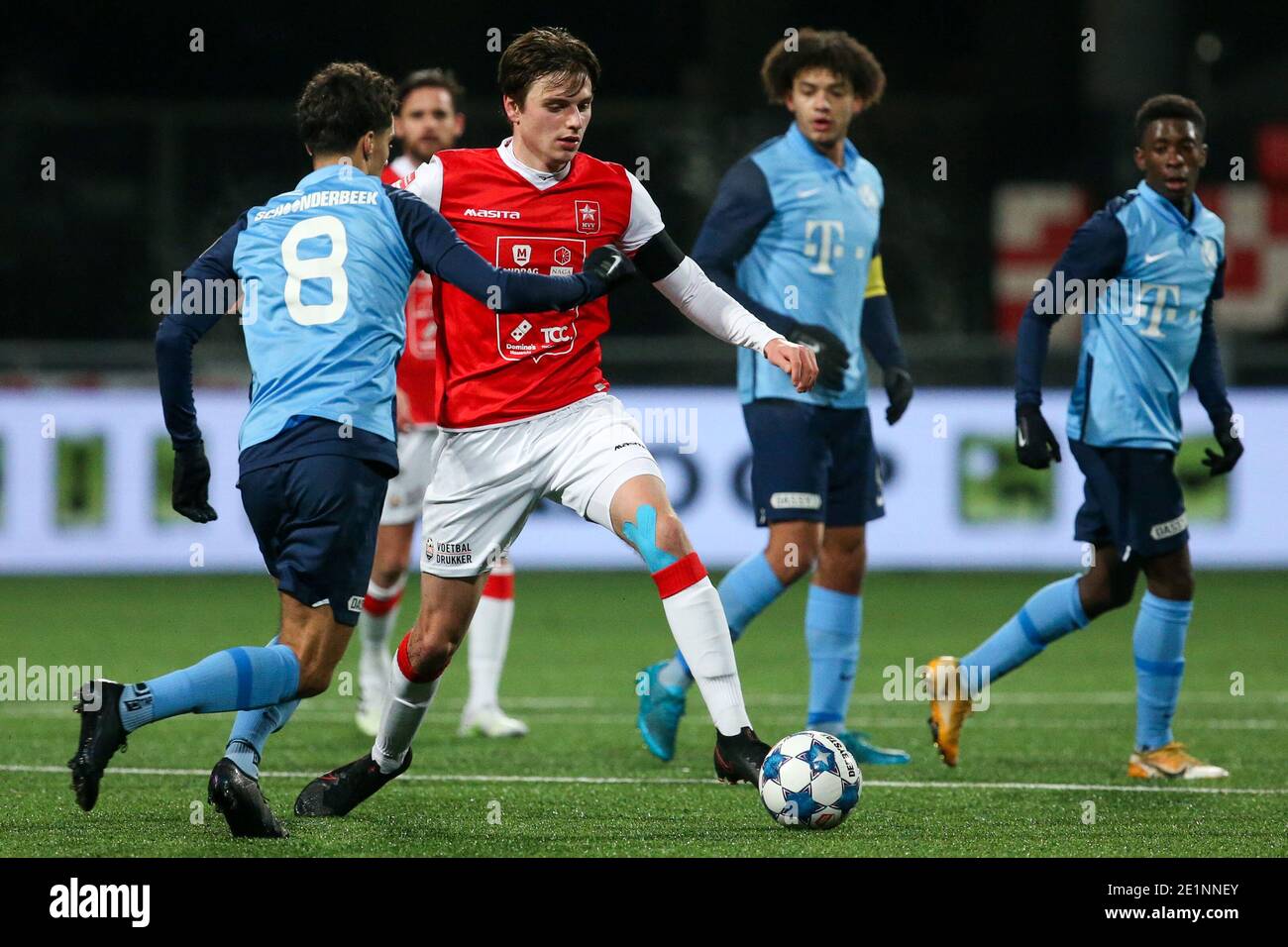 MAASTRICHT, NIEDERLANDE - 8. JANUAR: Rida El Barjiji vom Jong FC Utrecht, Natanael Frenoy vom MVV während des niederländischen Keukenkampioendivisie-Spiels zwischen MVV und FC Utrecht U23 am 8. Januar 2021 in De Geusselt in Maastricht, Niederlande (Foto: Perry Leuvert/BSR AgencyOrange Picvd Alamturesy Live News) Stockfoto