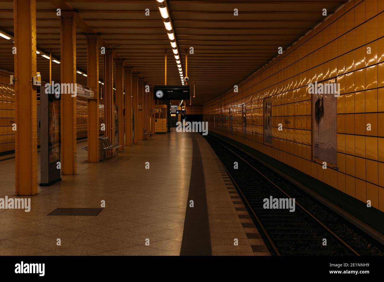 UBahnStation in Berlin, leerer Bahnsteig einer UBahnStation in Berlin Stockfotografie Alamy
