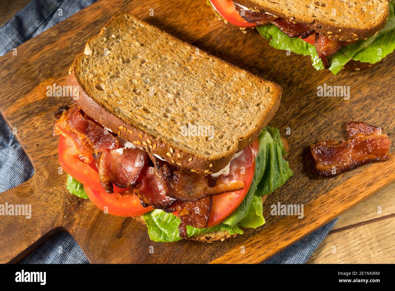 Hausgemachtes Bacon BLT Sandwich mit Salat und Tomate Stockfoto