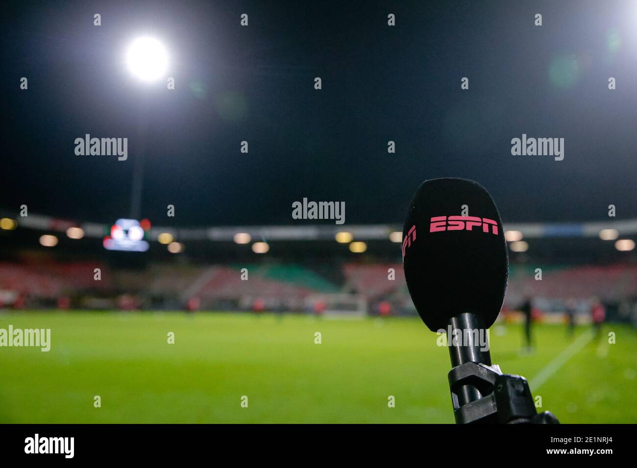 NIJMEGEN, NIEDERLANDE - 8. JANUAR: (L-R): Mikrofon von ESPN im Goffertstadion / Goffertstadion während des niederländischen Keukenkampioendivisie-Spiels dazwischen Stockfoto