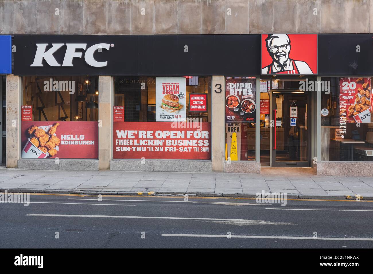Edinburgh, Schottland - 8. Januar 2021: KFC-Standort in der South Charlotte Street in Edinburgh während der Covid-19-Sperre zum Mitnehmen geöffnet. Stockfoto