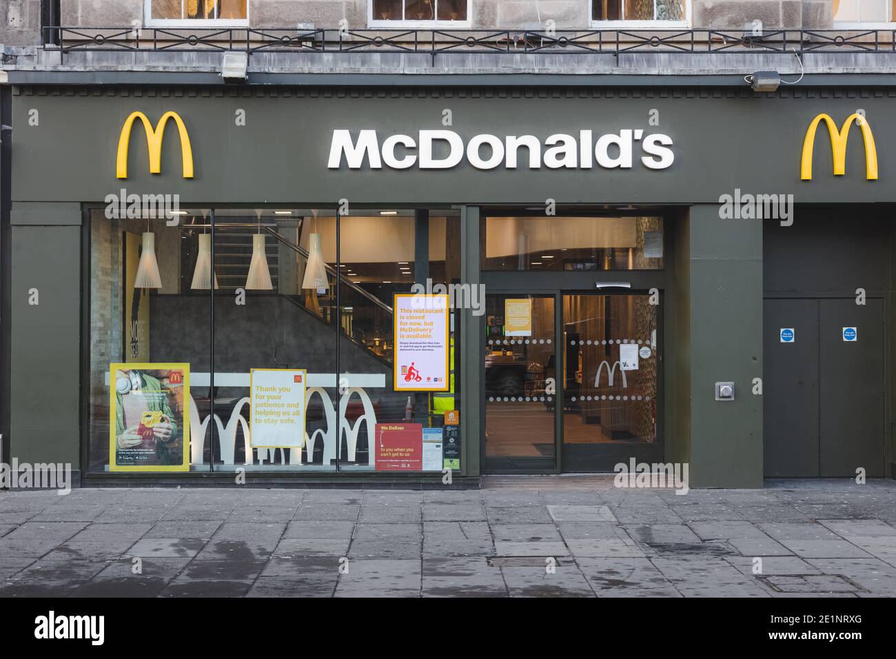 Edinburgh, Schottland - 8. Januar 2021: McDonald's Princes Street ist wegen der Covid-19-Sperre geschlossen. Stockfoto